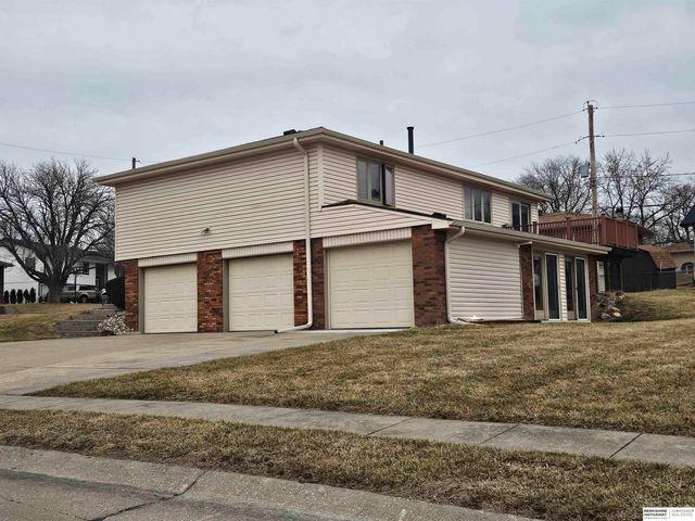 4909 Giles Road, Omaha, NE 68157