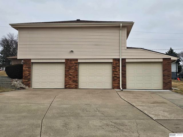 4909 Giles Road, Omaha, NE 68157