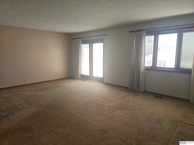 4909 Giles Road, Omaha, NE 68157