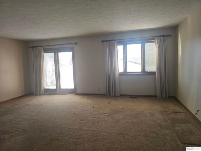 4909 Giles Road, Omaha, NE 68157