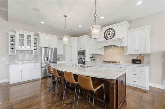 7019 Apache Drive, Shawnee, KS 66226