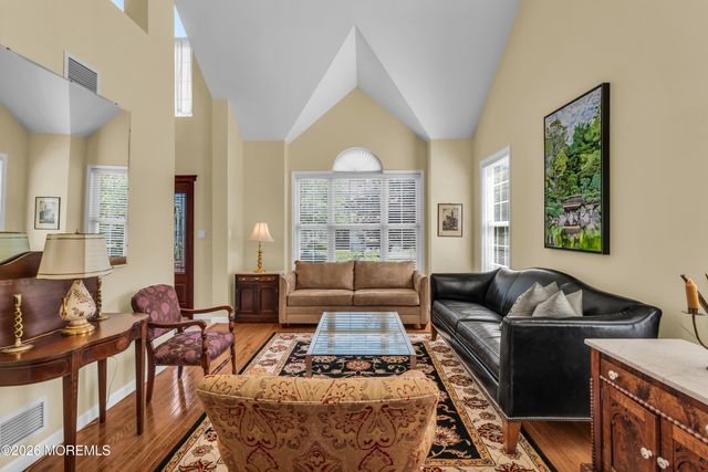 32 Heritage Drive, Shrewsbury Boro, NJ 07702