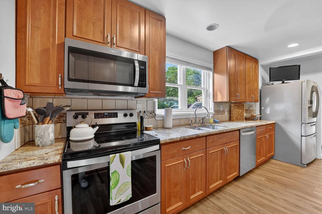 Image 6 of property listing at 10123 CAPITOL VIEW AVE, Silver Spring, MD 20910
