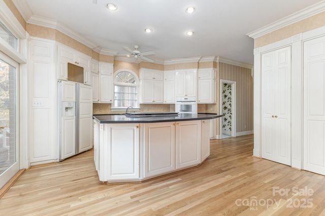 811 14th Avenue NW, Hickory, NC 28601