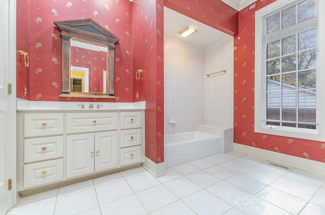 811 14th Avenue NW, Hickory, NC 28601