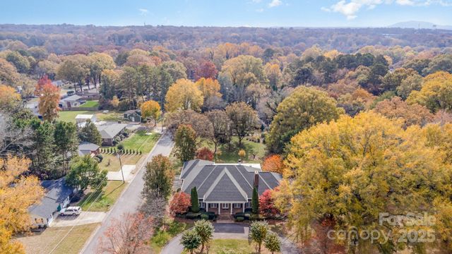 811 14th Avenue NW, Hickory, NC 28601