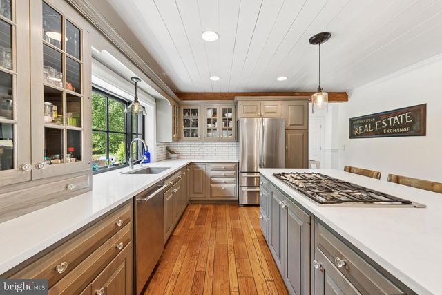 6 KINGS CT, Pennington, NJ 08534