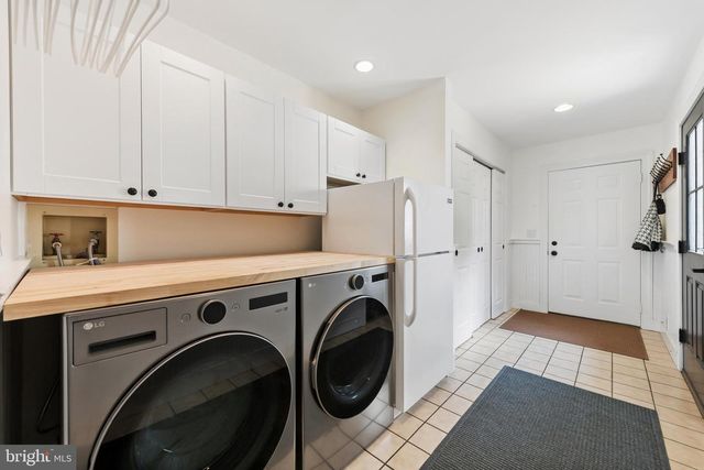 6 KINGS CT, Pennington, NJ 08534