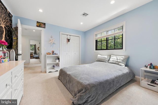 6 KINGS CT, Pennington, NJ 08534