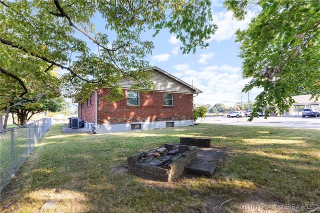 1528 E 8th Street, Jeffersonville, IN 47130