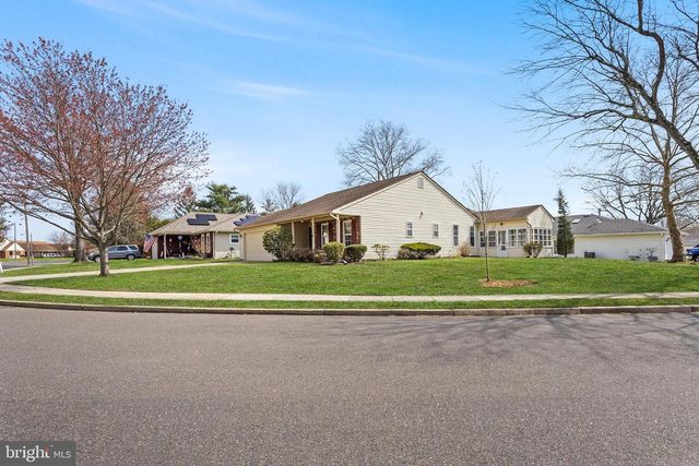 12 CANDLELIGHT CIR, Columbus, NJ 08022