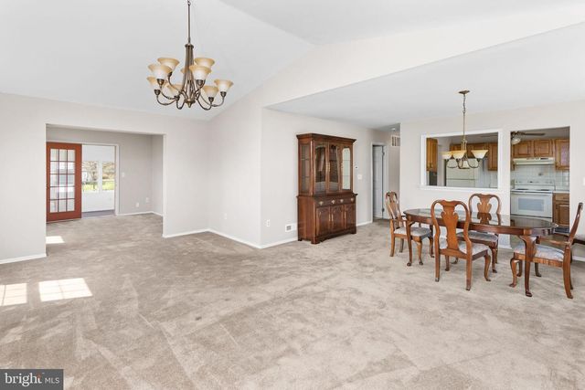 12 CANDLELIGHT CIR, Columbus, NJ 08022