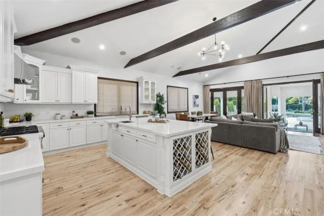 22953 Oxnard Street, Woodland Hills, CA 91367