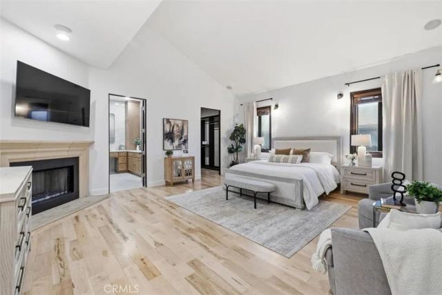 22953 Oxnard Street, Woodland Hills, CA 91367
