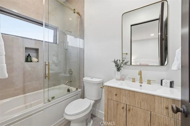 22953 Oxnard Street, Woodland Hills, CA 91367
