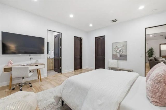 22953 Oxnard Street, Woodland Hills, CA 91367