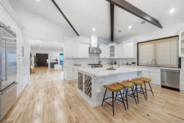 22953 Oxnard Street, Woodland Hills, CA 91367