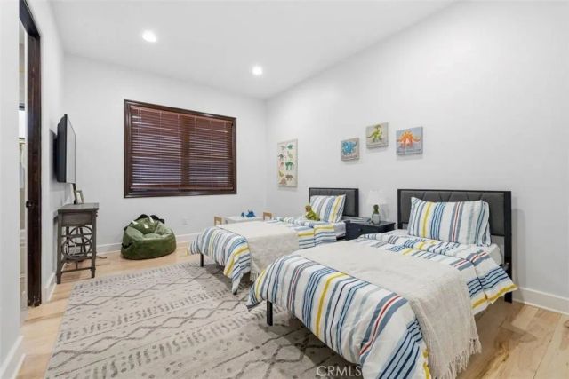 22953 Oxnard Street, Woodland Hills, CA 91367