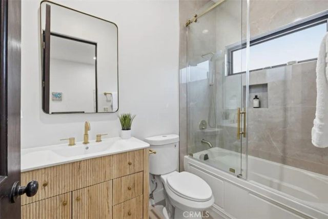 22953 Oxnard Street, Woodland Hills, CA 91367