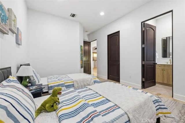 22953 Oxnard Street, Woodland Hills, CA 91367