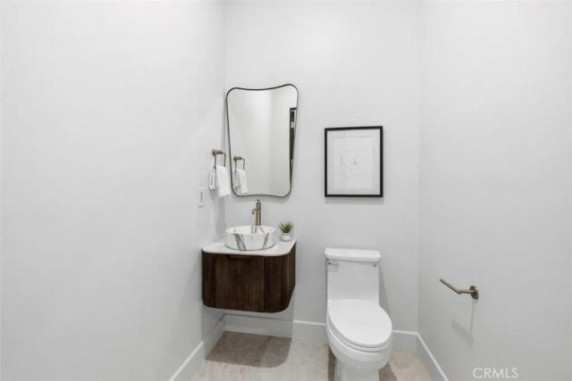 22953 Oxnard Street, Woodland Hills, CA 91367