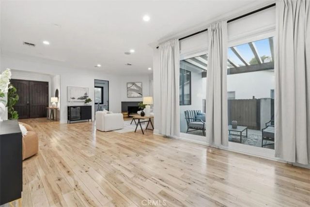 22953 Oxnard Street, Woodland Hills, CA 91367