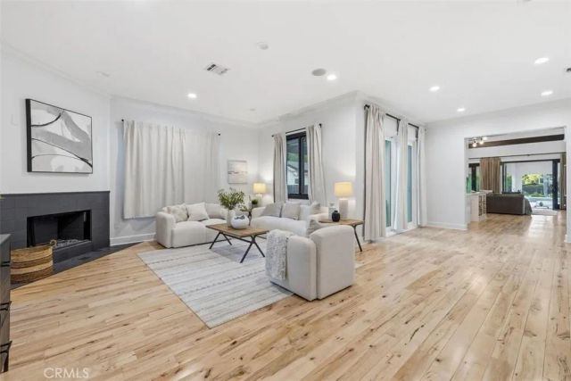 22953 Oxnard Street, Woodland Hills, CA 91367