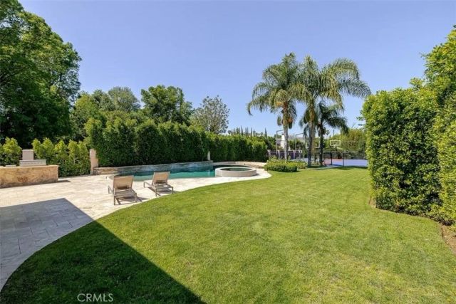 22953 Oxnard Street, Woodland Hills, CA 91367