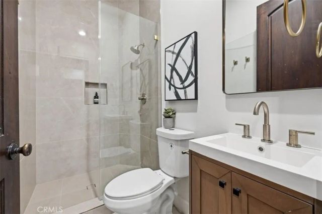 22953 Oxnard Street, Woodland Hills, CA 91367