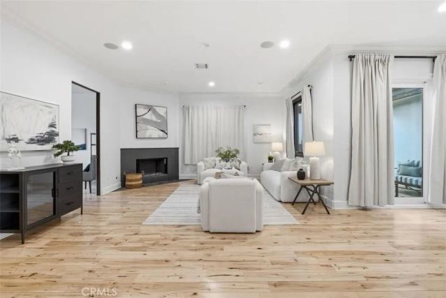 22953 Oxnard Street, Woodland Hills, CA 91367