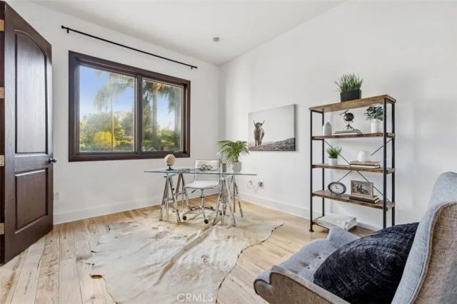 22953 Oxnard Street, Woodland Hills, CA 91367