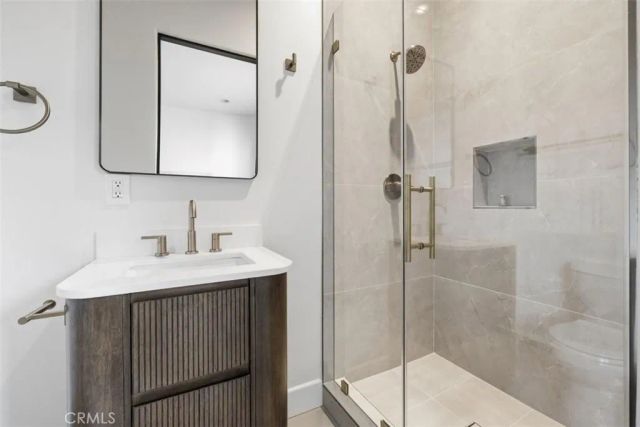 22953 Oxnard Street, Woodland Hills, CA 91367
