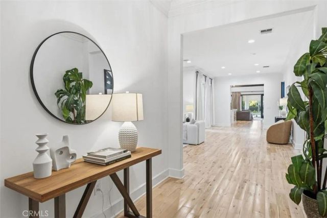 22953 Oxnard Street, Woodland Hills, CA 91367