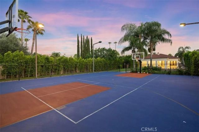 22953 Oxnard Street, Woodland Hills, CA 91367