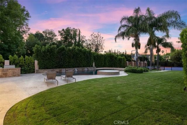 22953 Oxnard Street, Woodland Hills, CA 91367