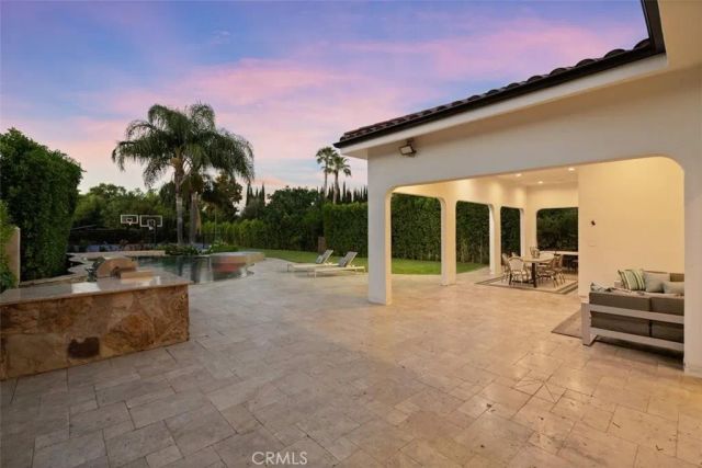 22953 Oxnard Street, Woodland Hills, CA 91367