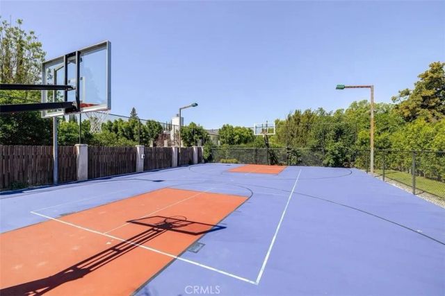 22953 Oxnard Street, Woodland Hills, CA 91367