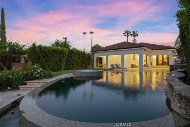 22953 Oxnard Street, Woodland Hills, CA 91367