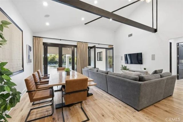 22953 Oxnard Street, Woodland Hills, CA 91367