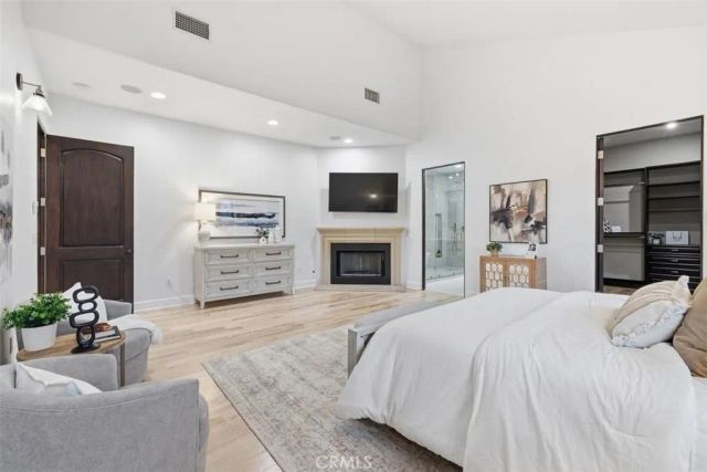22953 Oxnard Street, Woodland Hills, CA 91367