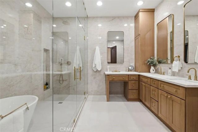 22953 Oxnard Street, Woodland Hills, CA 91367