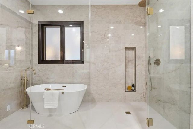 22953 Oxnard Street, Woodland Hills, CA 91367