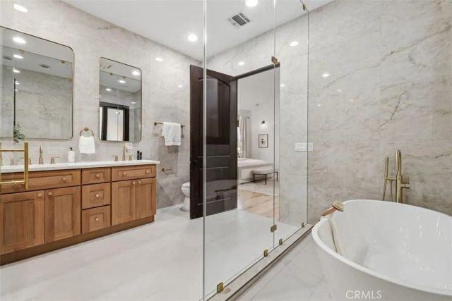 22953 Oxnard Street, Woodland Hills, CA 91367