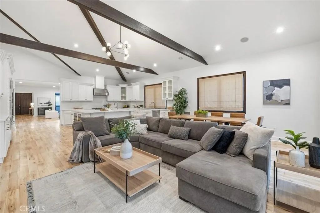 22953 Oxnard Street, Woodland Hills, CA 91367