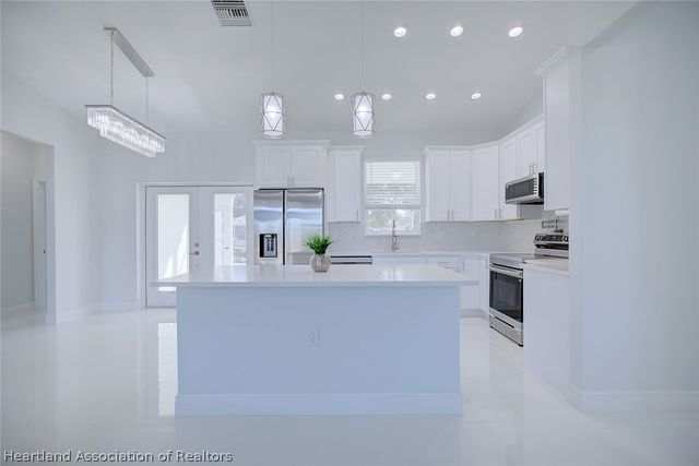 159 Bougainvillea Street NE, Lake Placid, FL 33852
