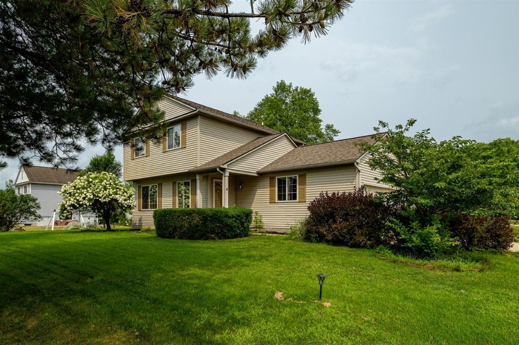 8949 Sunflower Drive, Whitmore Lake, MI 48189