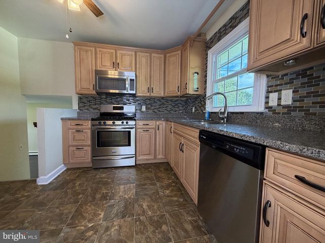 1111 MCKENNANS CHURCH RD, Wilmington, DE 19808