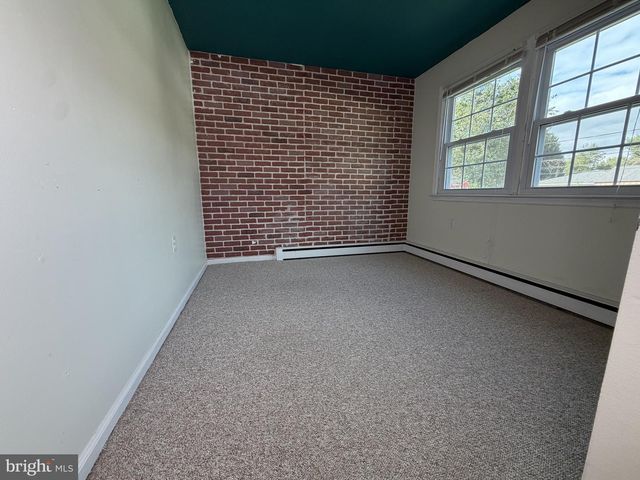 1111 MCKENNANS CHURCH RD, Wilmington, DE 19808