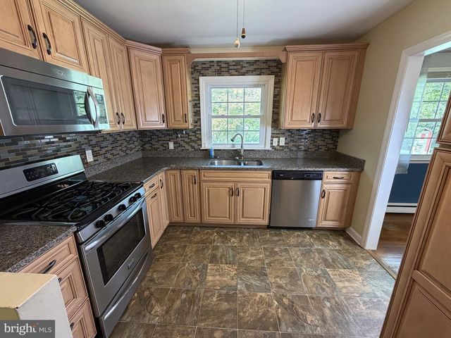 1111 MCKENNANS CHURCH RD, Wilmington, DE 19808