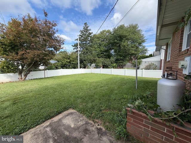 1111 MCKENNANS CHURCH RD, Wilmington, DE 19808